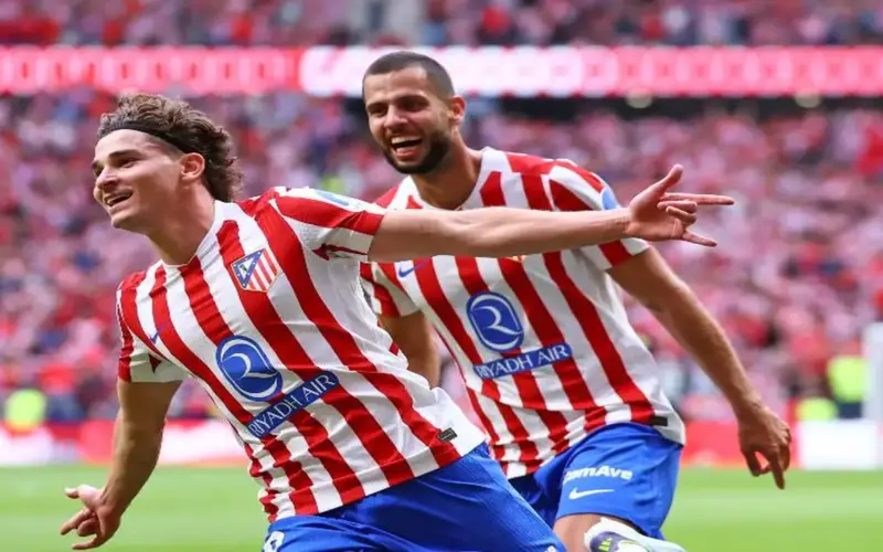 برشلونة يضع ألفاريز وباستوني على رأس اهتماماته في سوق الانتقالات الصيفية